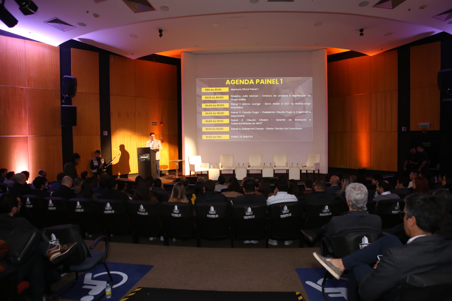 Auditório lotado durante uma edição anterior do evento