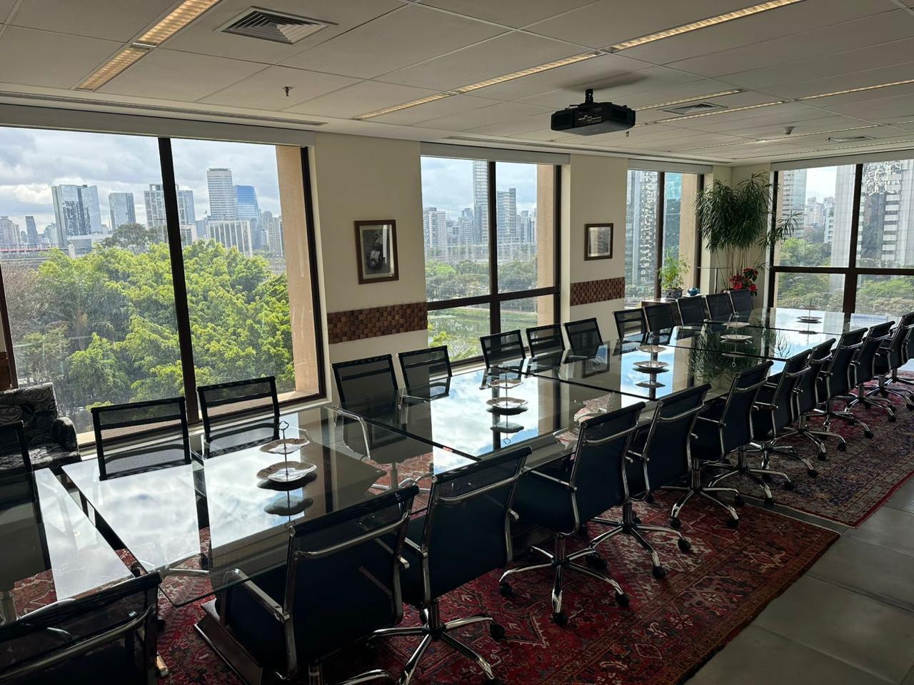 Sala de reunião do Espaço Cidade Jardim com vista para São Paulo