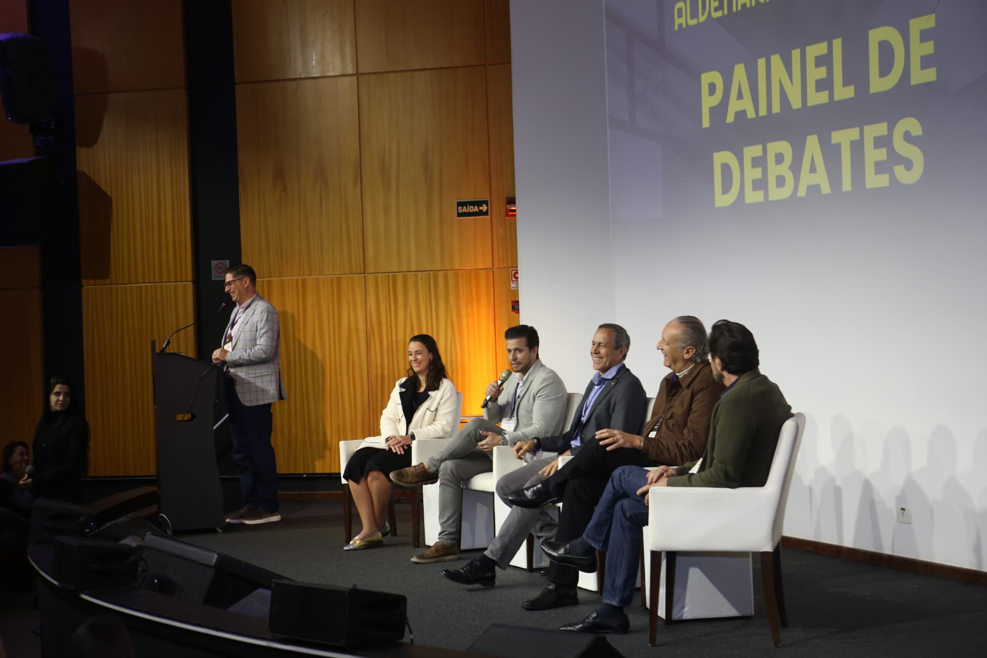 Painel de debates com especialistas no palco